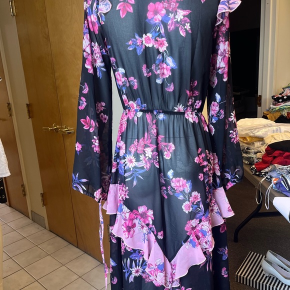 Floral Women's Robe with Ruffle Trim - Picture 3 of 7